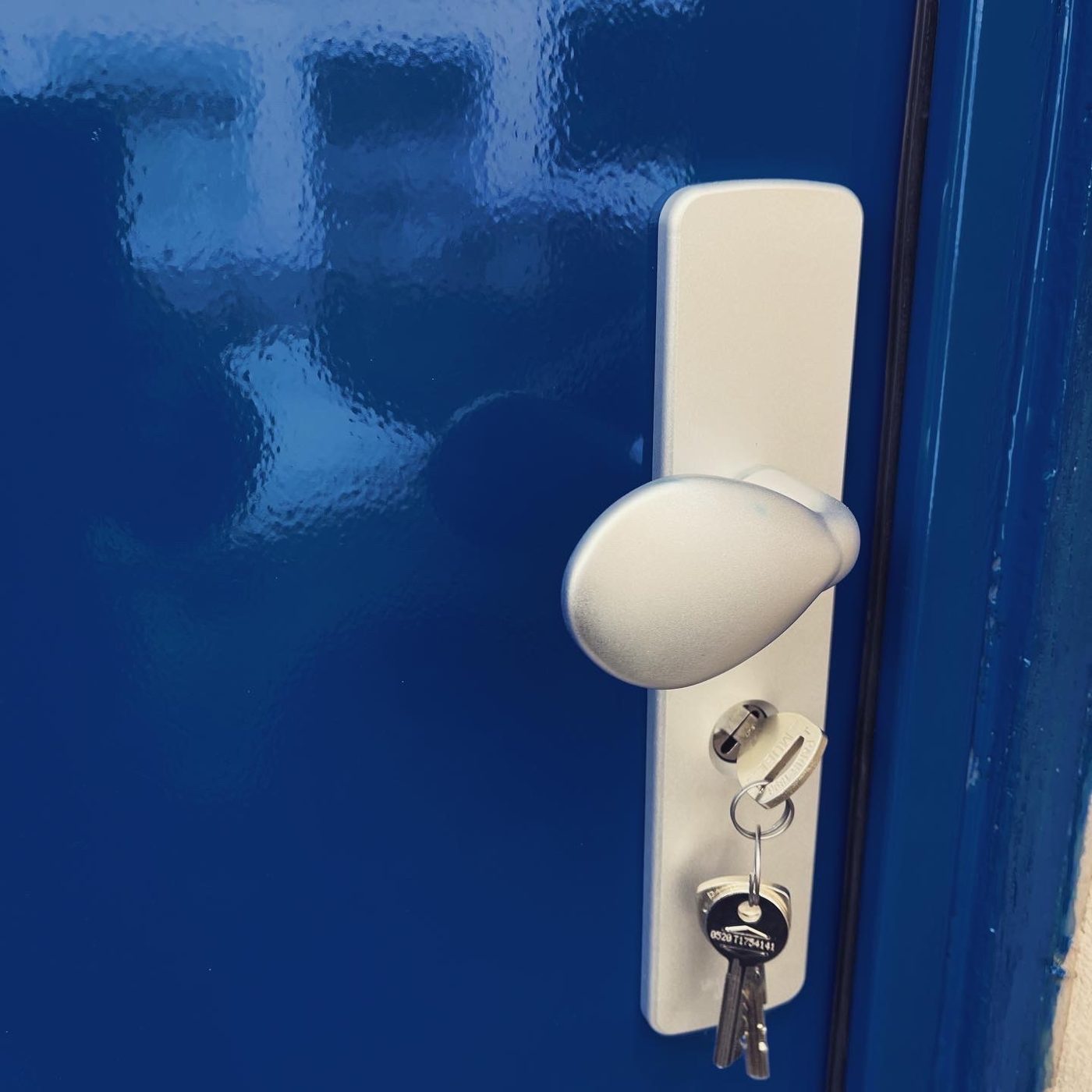 Porte blindée bleue installée à Paris 13e