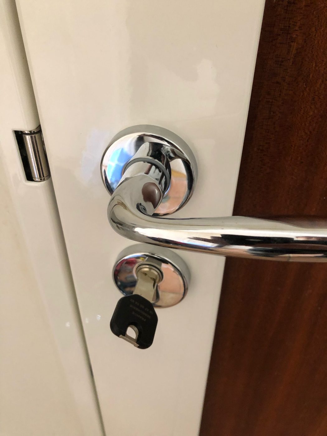 Serrure chromée installée par France Serrurerie